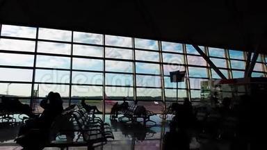 机场候机楼里人的剪影。 他们赶着飞机出差.